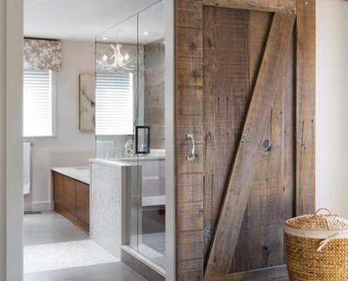 Porta Scorrevole con pannelli in legno atmosfera rustica industriale