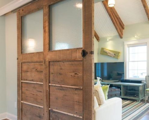 salva spazio con una porta scorrevole con materiali da costruzione recuperati