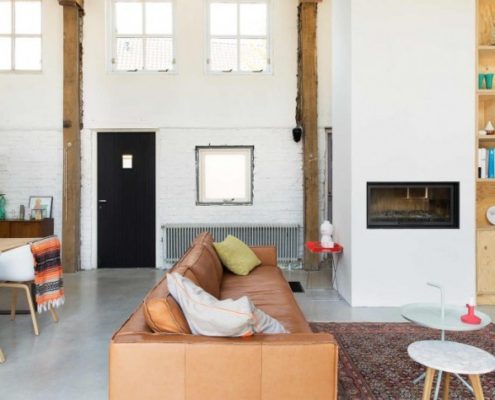 divano in pelle in un loft industriale