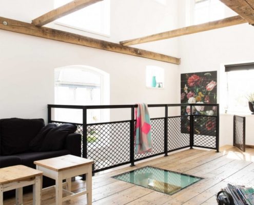 piano rialzato del loft con pavimento in legno