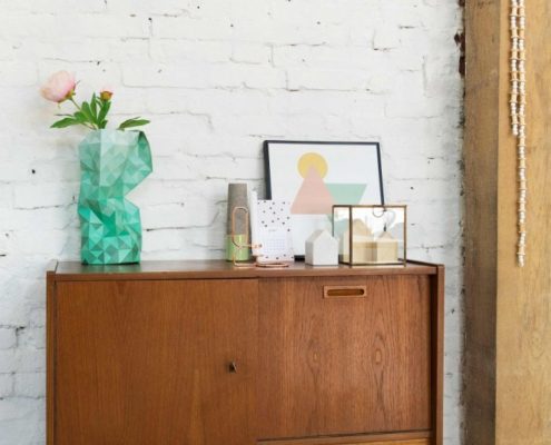 loft | muro di mattoni industriali dipinti di bianco con un bel mobile anni 60