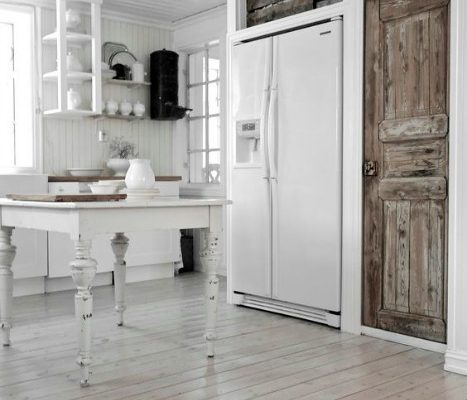 porta antica con cucina tavolo in legno
