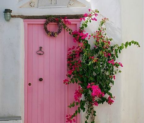 porta antica dipinta di rosa