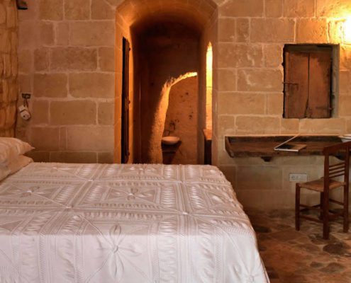 stanza da letto classic in grotta 18 matera