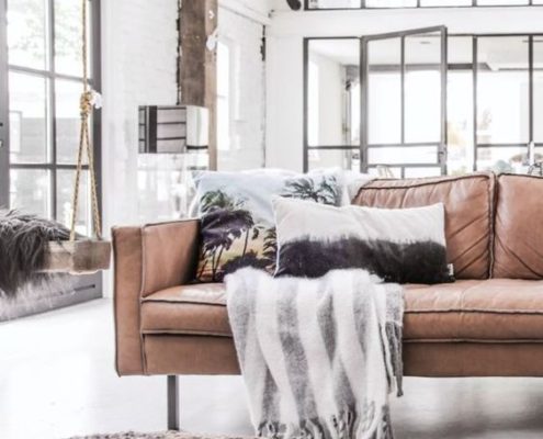 un salotto in un loft con ampie vetrate