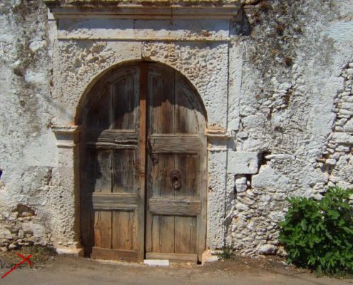 vecchio portone in legno grecia