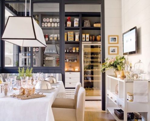 cucina aperta con ampia vetrata tavolo e accessori