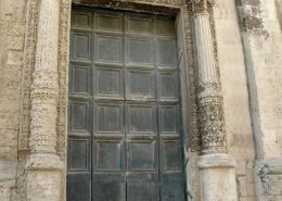 Lecce da Vedere e da Amare Portone a pannelli su cornice barocca | portale con ghirlande blog design
