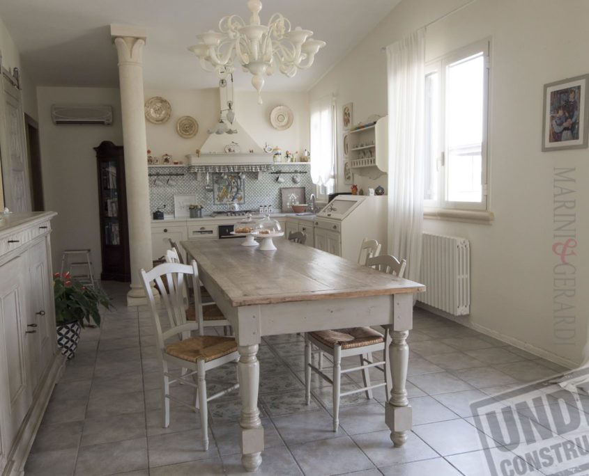 cucina arredo salentina con tavolo rustico sedie in paglia Marini Gerardi design