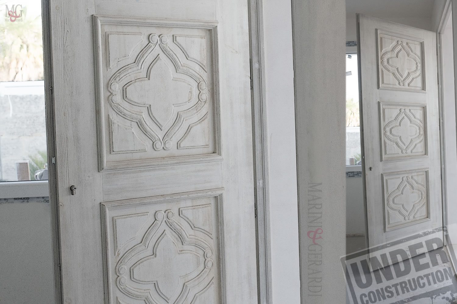 porta in legno massello antica decapata 3 pannelli disegno barocco