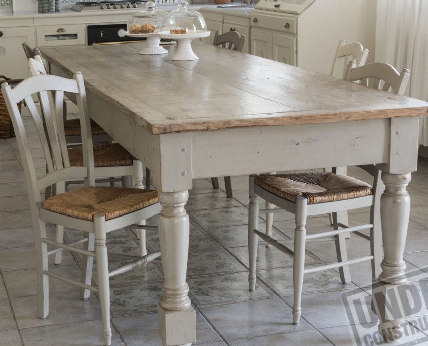 tavolo rustico con sedie in paglia Marini Gerardi design