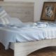 Testata in Legno e biancheria letto matrimoniale di lino lenzuola righe colore azzurro ceruleo