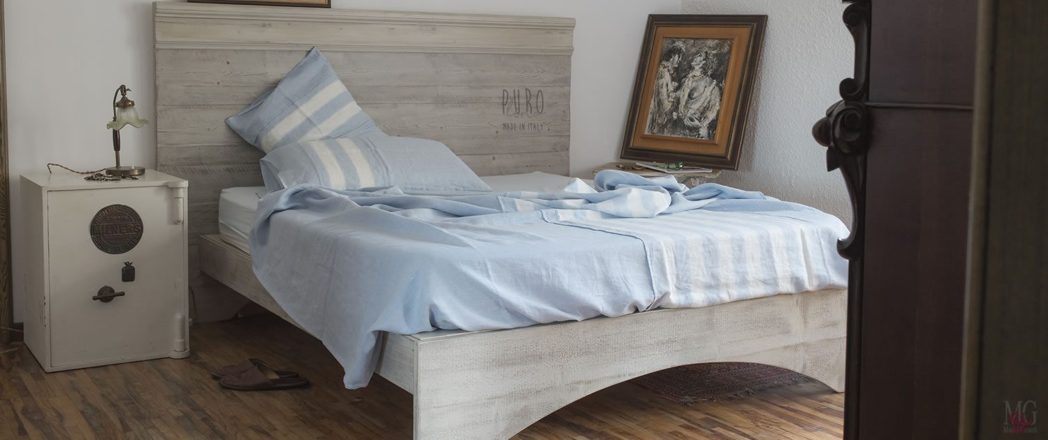 Testata in Legno e biancheria letto matrimoniale di lino lenzuola righe colore azzurro ceruleo