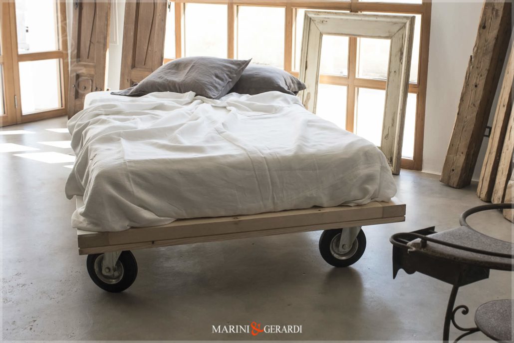 letto in lino Acaya su base abete massello su ruote metalliche | Showroom Marini & Gerardi