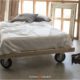 letto in lino Acaya su base abete massello su ruote metalliche | Showroom Marini & Gerardi