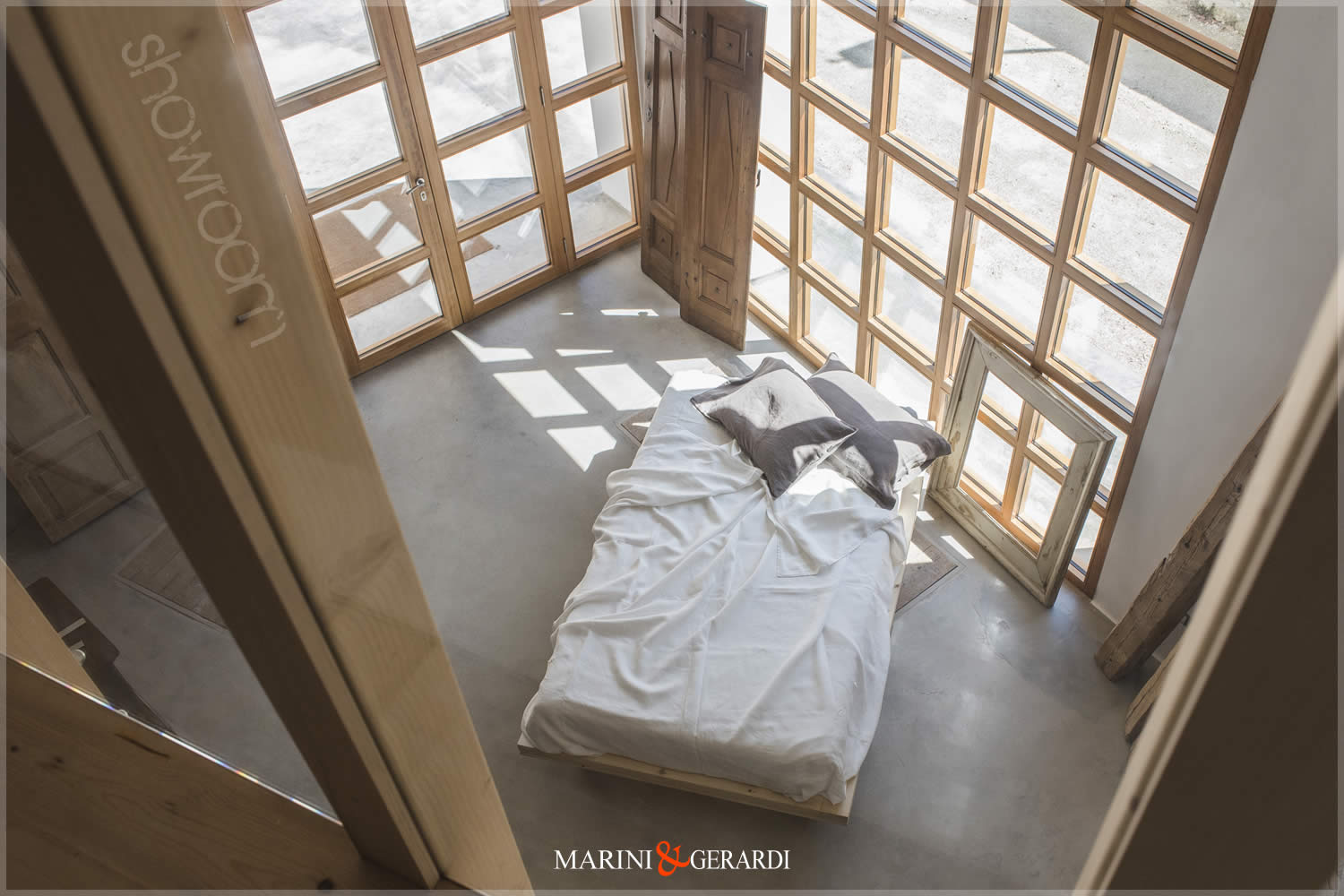 letto lenzuola lino bianche vetrata Showroom Marini & Gerardi