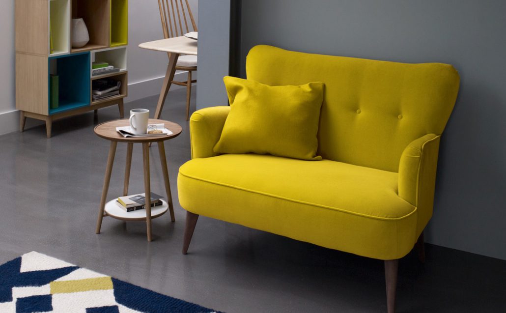 biposto in giallo per un soggiorno a colori