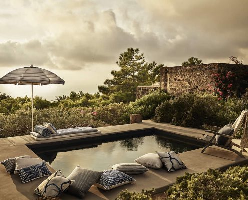 CHRIS EVERARD photoshoot Pantelleria cuscini piscina con casa rurale